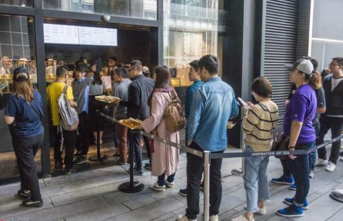 上海一网红奶茶店被曝光招聘群演排队每小时40元
