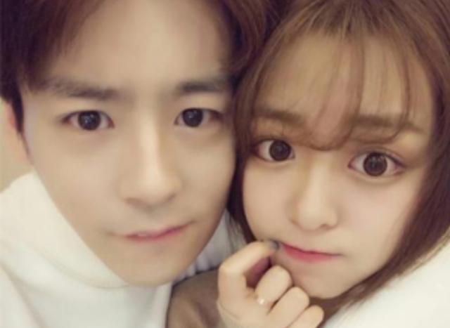 26岁男艺人被曝与网红同居?甜蜜出行举止亲密,百万跑车太吸睛