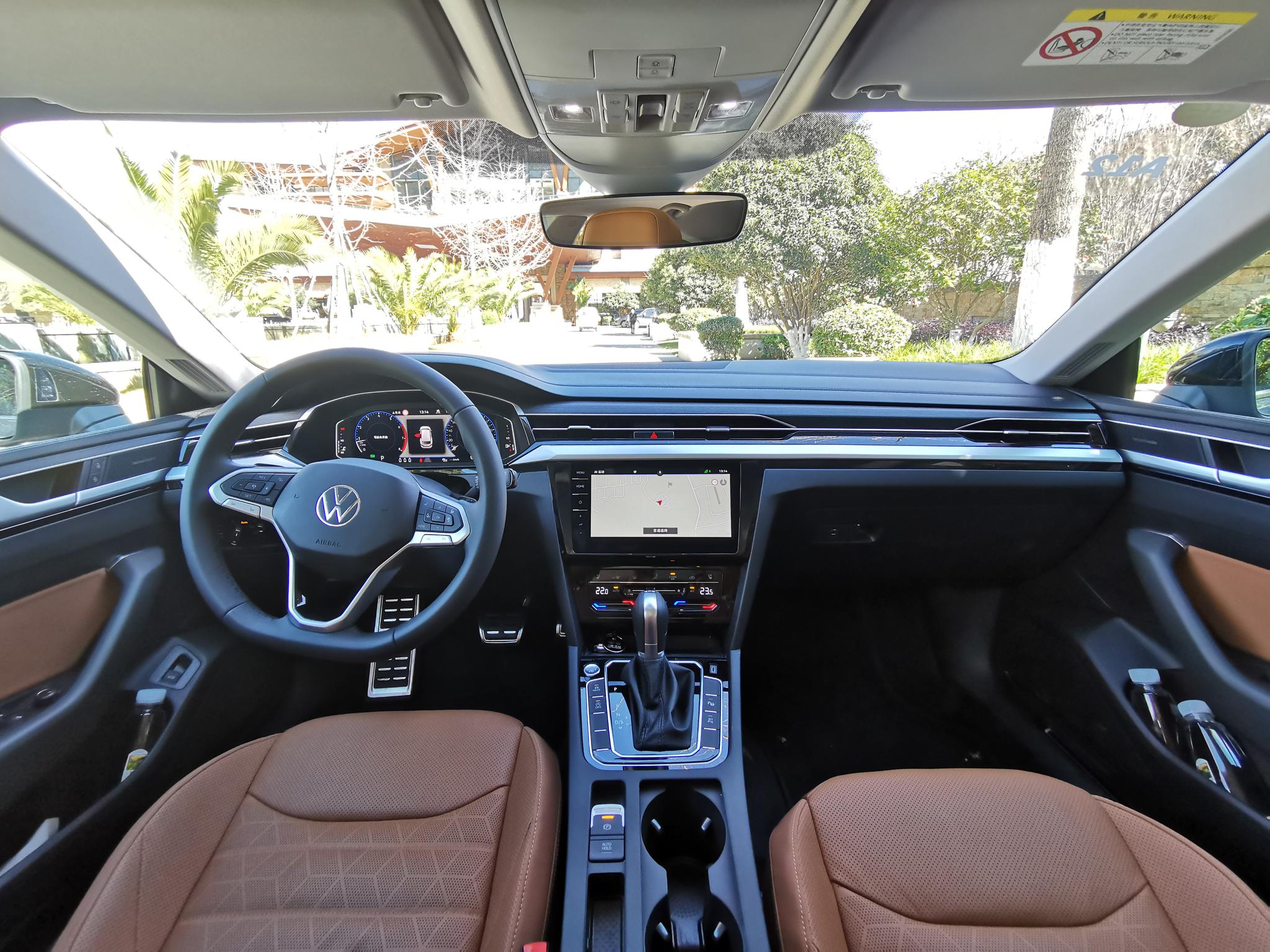 至于新cc猎装版,其整体内饰设计依然与新cc大体相同,但是它采用了不同