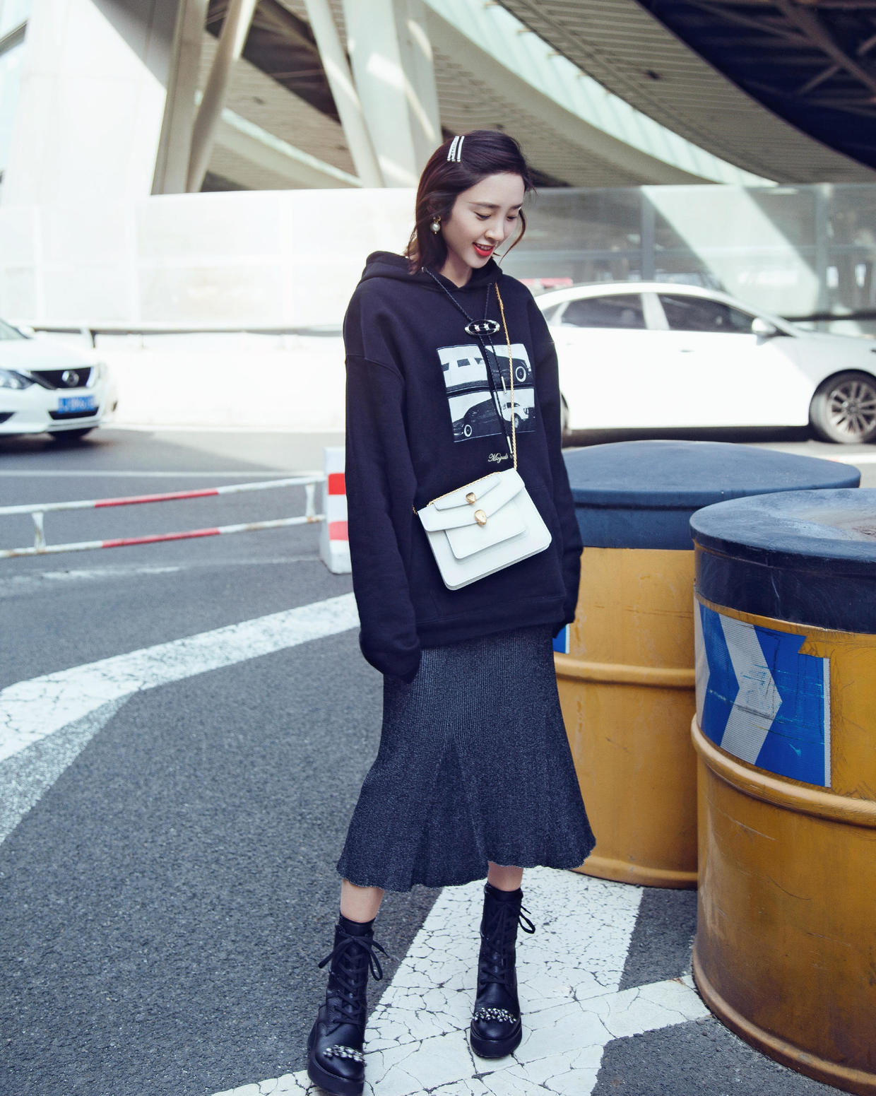 唐艺昕衣品没得挑黑色卫衣配半身裙穿出满满少女感超好看