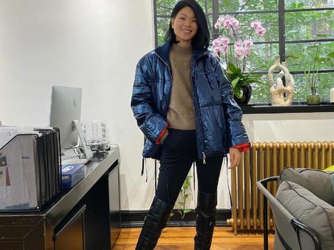 吕燕不愧是名模,私服穿搭时尚又高级,一双大长腿格外吸睛