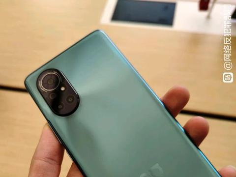 中置打孔 双挖孔,华为nova 8系列真机照放送__财经头条