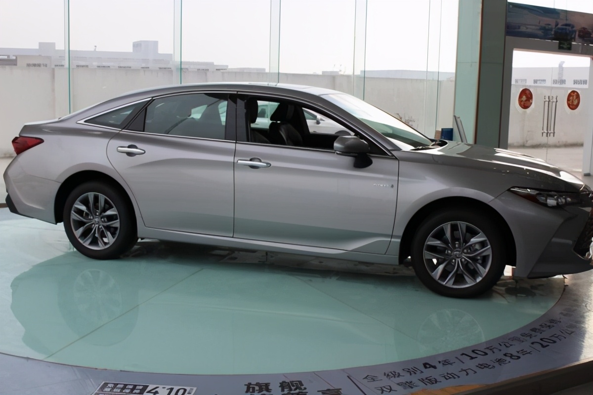 21款亚洲龙到店流光银很大气25l8at配自动驻车