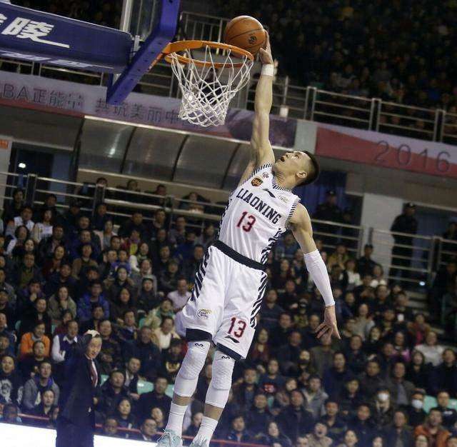 郭艾伦连续3次扣篮失败网友都急了让张镇麟上去示范一下吧