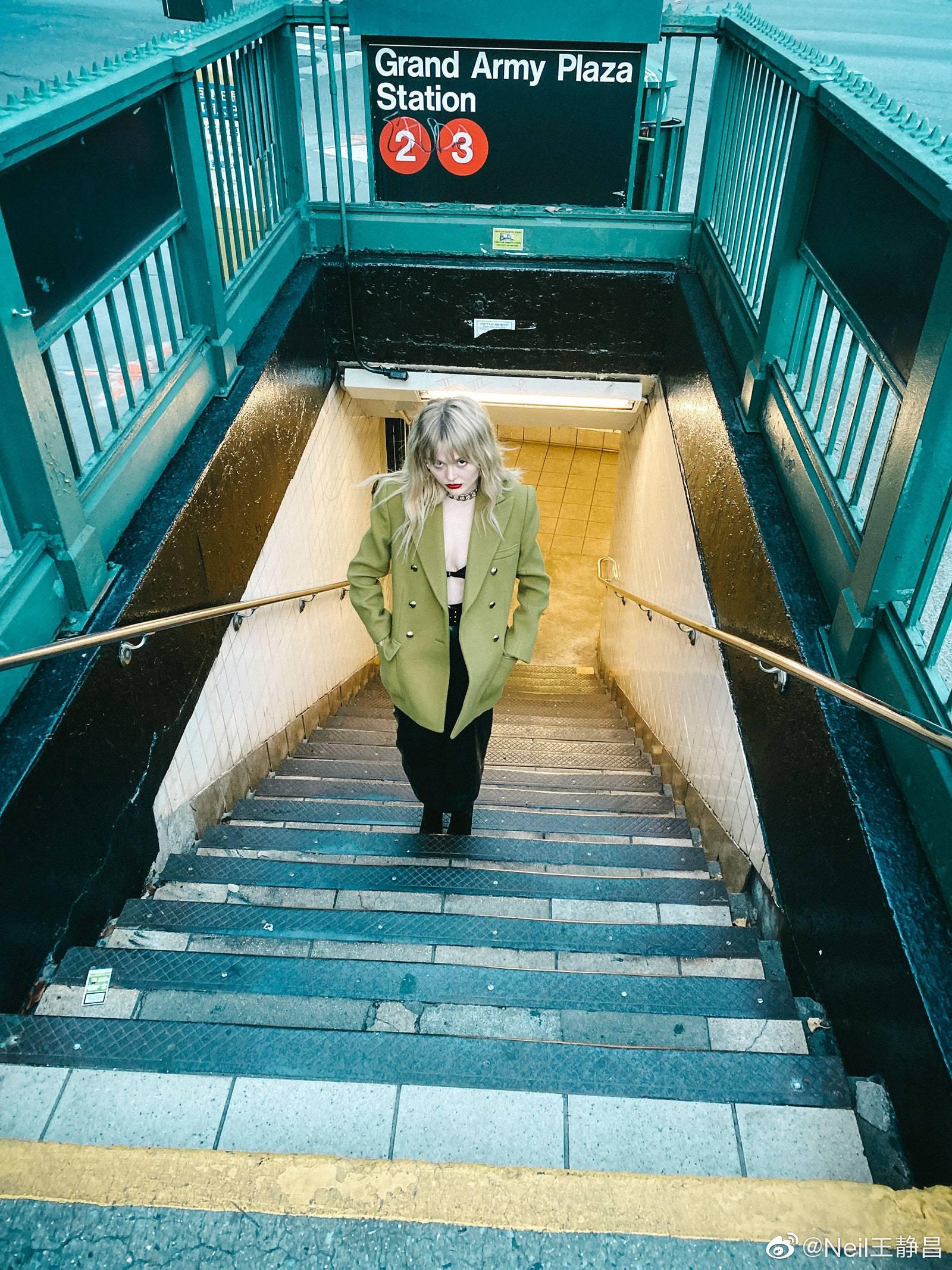 新版绯闻女孩主角emilyalynlind的时尚宣传攻势已经开始