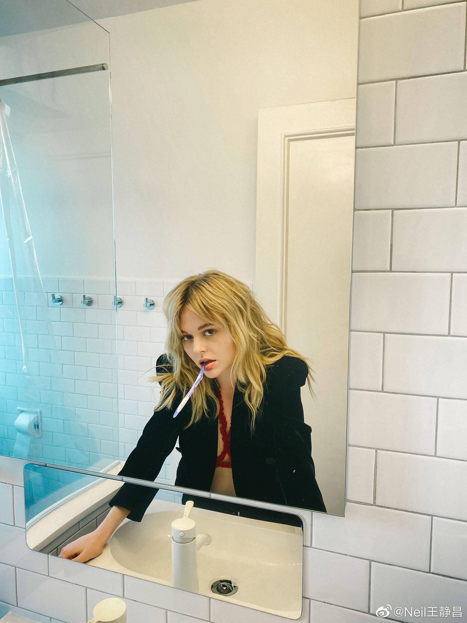 新版绯闻女孩主角emilyalynlind的时尚宣传攻势已经开始