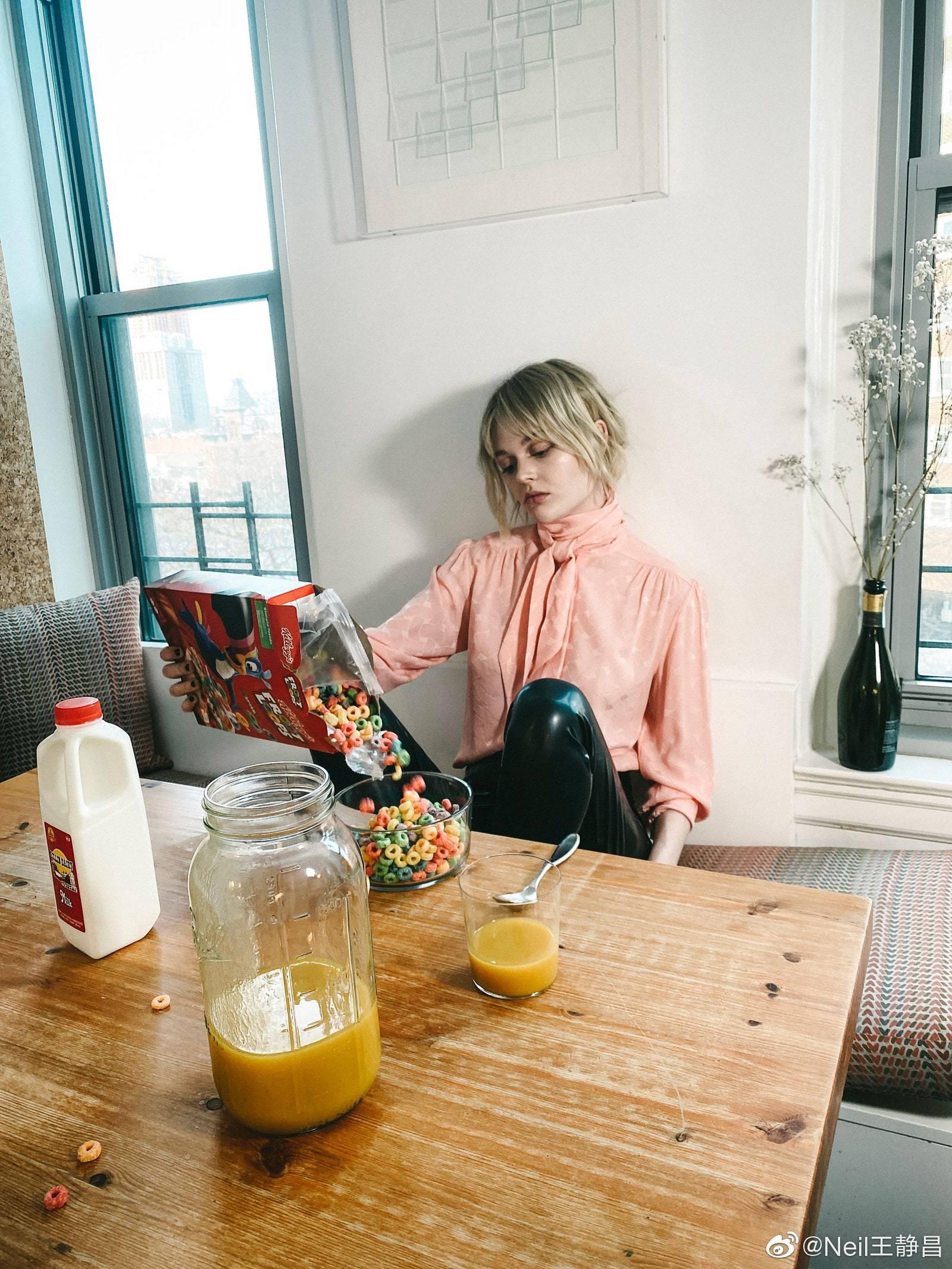 新版绯闻女孩主角emilyalynlind的时尚宣传攻势已经开始