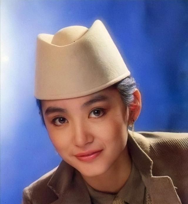 林青霞穿上男装没让人失望过,梳背头低马尾配黑白制服,冷艳霸气