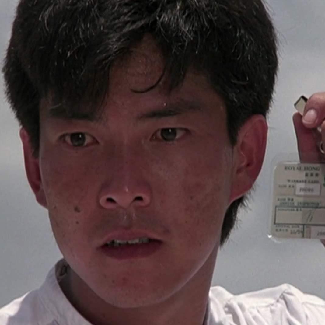 元彪近照年轻状态好,身边仅一位助理无架子,为家庭隐退太伟大