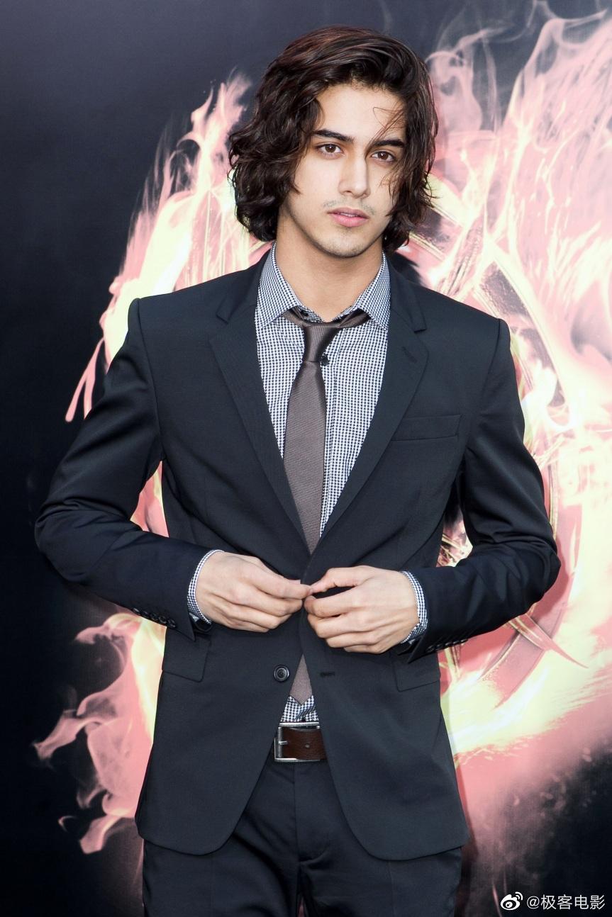 的舞台设定在1998年的浣熊市,克莱尔(卡雅·斯考达里奥 饰),吉尔(汉娜