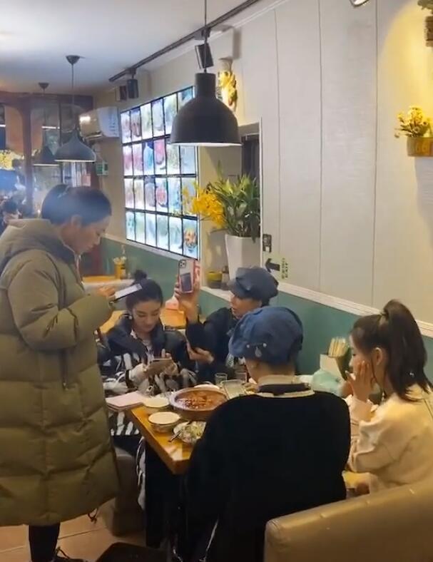 黄奕去平价餐馆吃饭,蔡少芬被众人拉着合影,一个细节超拉好感!