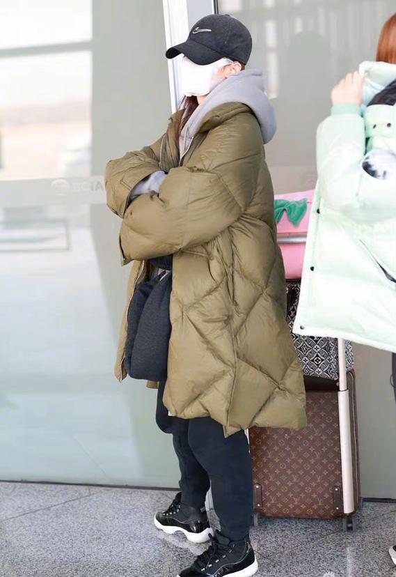 钟楚曦最新机场路透,军绿色羽绒服配卫衣裹得像粽子,看着就暖和