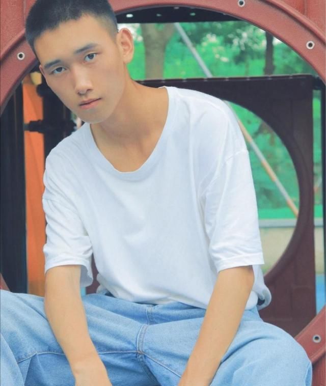 阳光可爱型的单眼皮男生,玩滑滑梯的样子,享受一下儿时的乐趣!