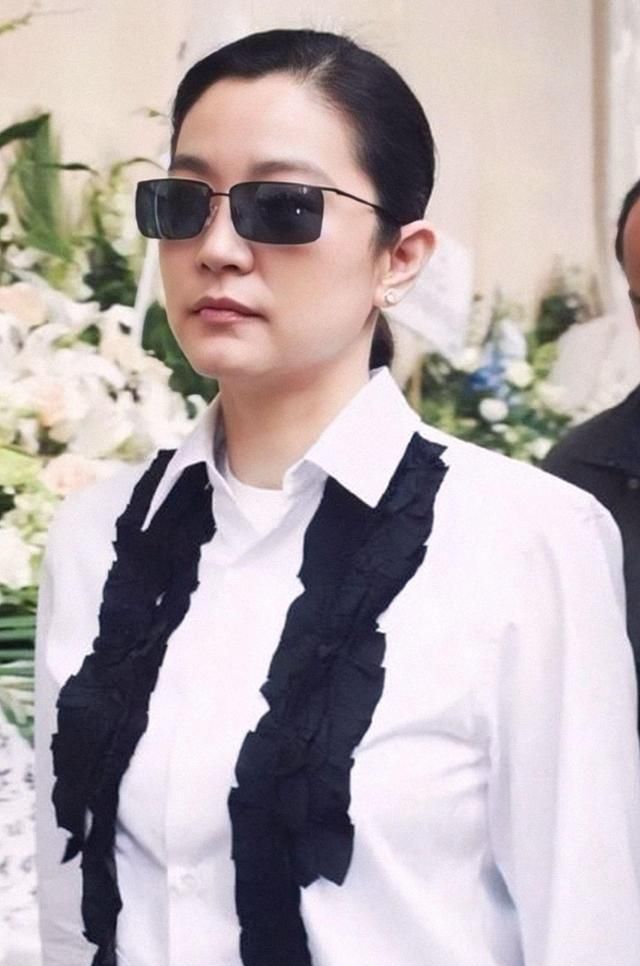 林青霞穿上男装没让人失望过,梳背头低马尾配黑白制服,冷艳霸气