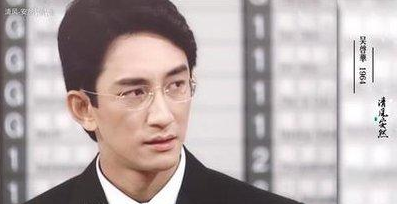 因为俊朗的长相,吴启华被tvb电视台选中,进入电视台之后的吴启华的