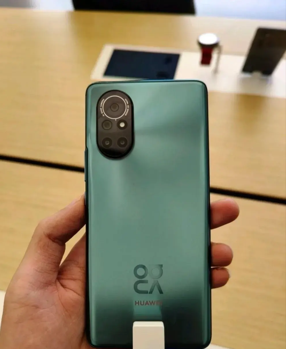 告别直面屏华为nova8真机现身这样的设计你喜欢吗