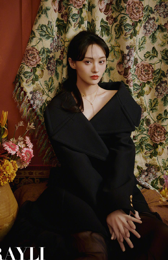 郑爽最新杂志封面真惊艳繁花拥簇间复古明艳的人间大小姐