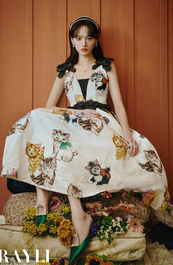 郑爽最新杂志封面真惊艳繁花拥簇间复古明艳的人间大小姐