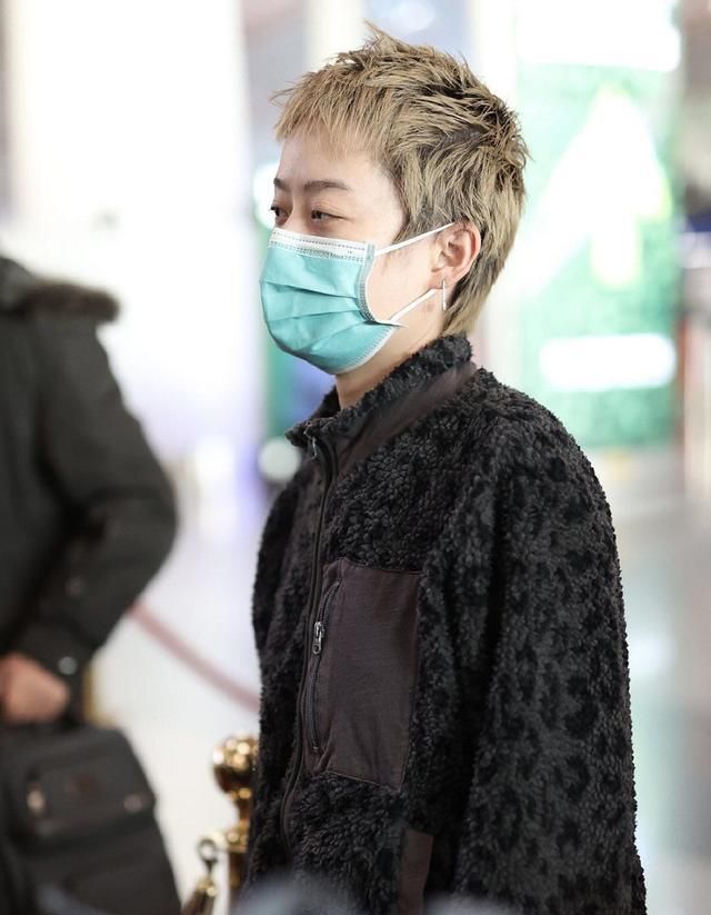 曾轶可低调现身!刺猬头配豹纹衣破洞裤,神情憔悴越来越像男人