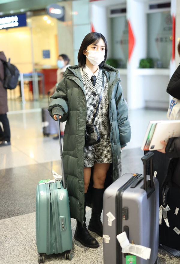 小个子沈月越来越会穿,羽绒服叠加毛绒外套不臃肿,日系风超好看