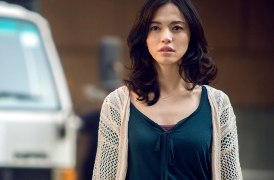 如今的姚晨在挑选剧本上十分慎重,出作品的频率不高,但在时尚方面总是