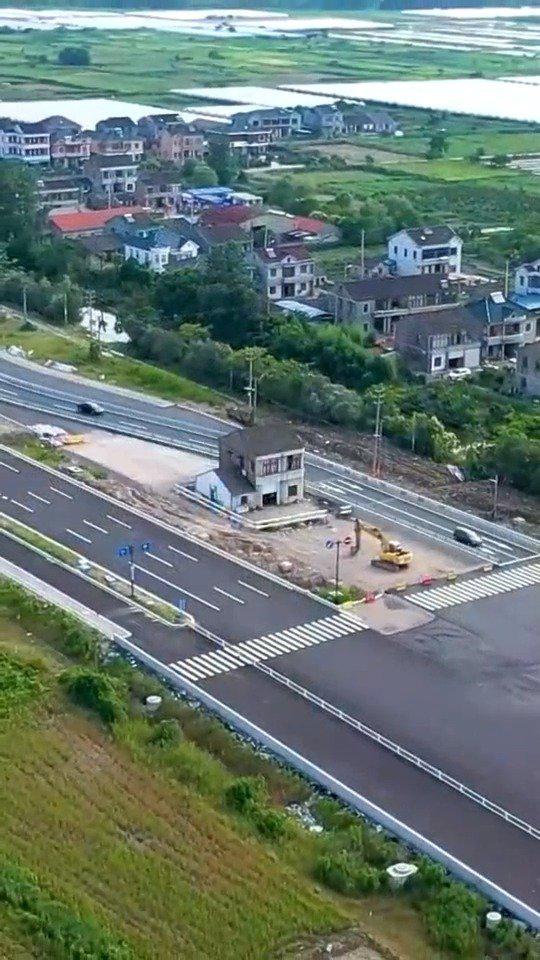 杭州最牛"钉子户"孤立在高速路中心……_手机新浪网