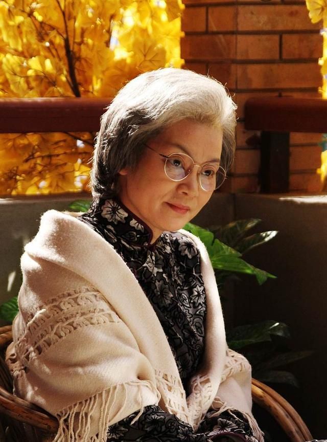 66岁潘虹穿洋装戴眼镜好文雅,她的秋冬穿搭,堪称妈妈们的典范