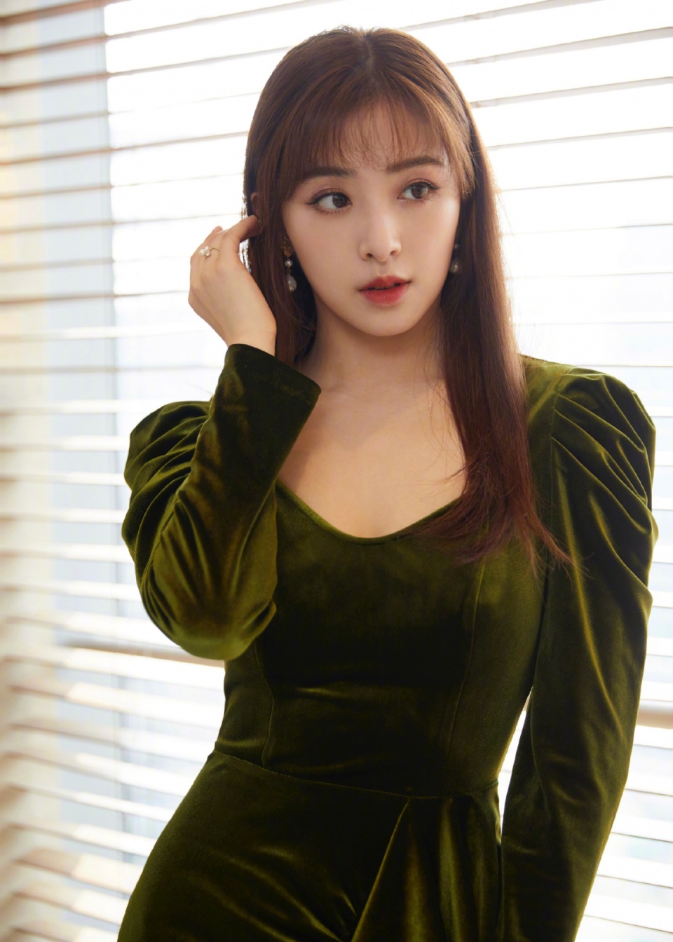 张含韵一改往日甜美风,金色上衣配红色半裙张扬大气,美得太高调