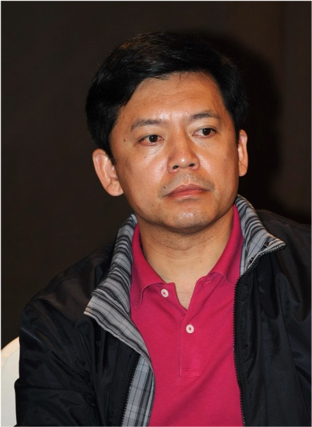 国家级演员何政军,为啥结婚多年无绯闻?看到他妻子是谁就明白了