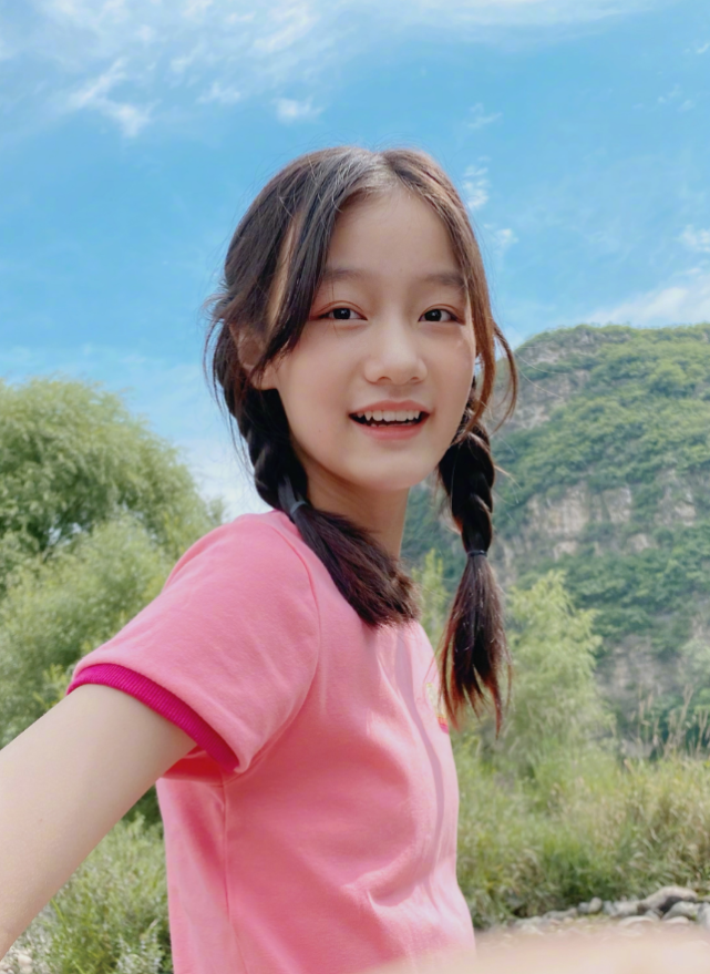 赵薇女儿"不经意"长大,13岁颜值出众,未来的女神诞生了|纪姿含|女神