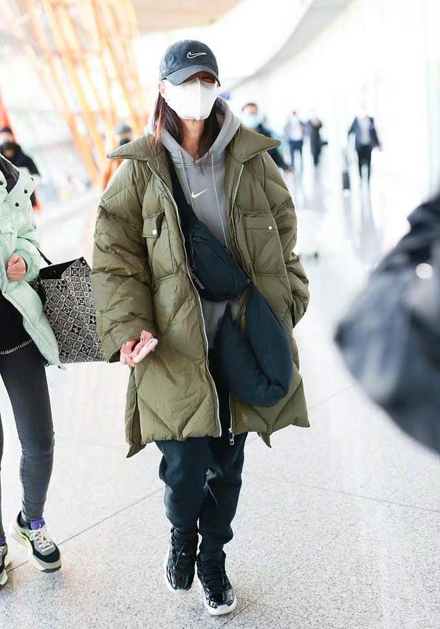 钟楚曦最新机场路透,军绿色羽绒服配卫衣裹得像粽子,看着就暖和