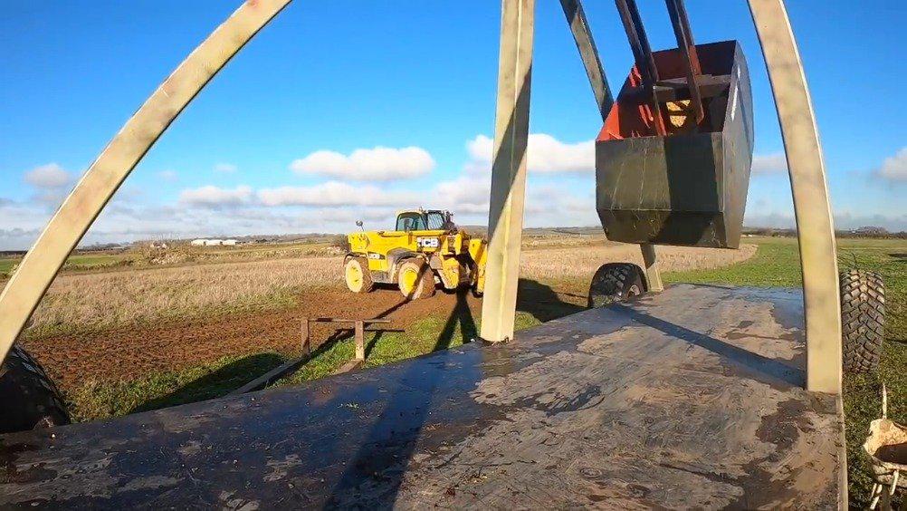 工程师colinfurze制作的巨型投石机未装载时也比两层楼还高