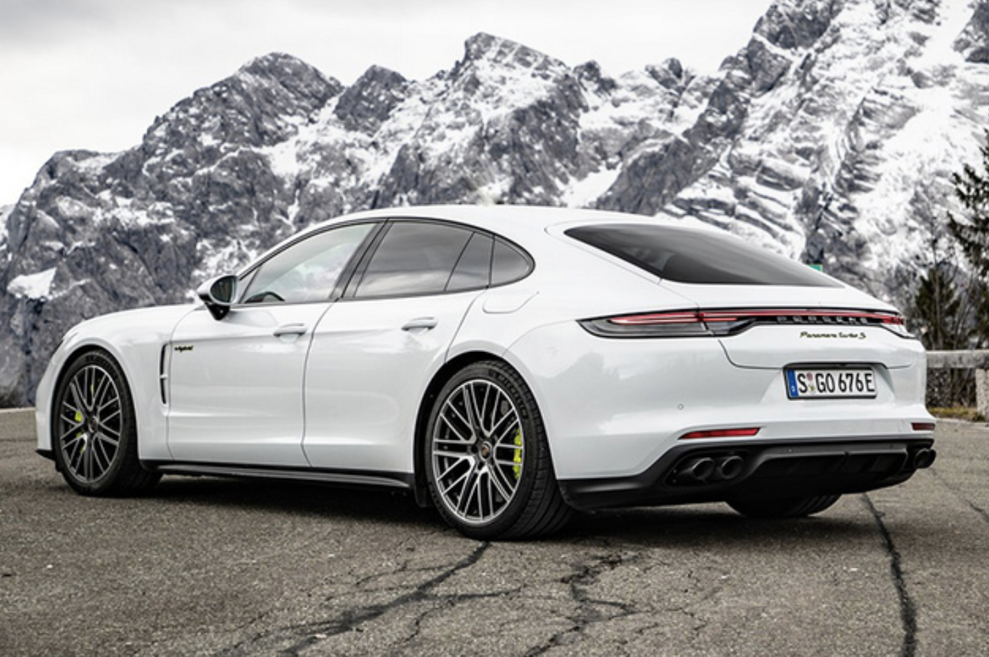 更多选择 保时捷全新panamera turbo s插混版