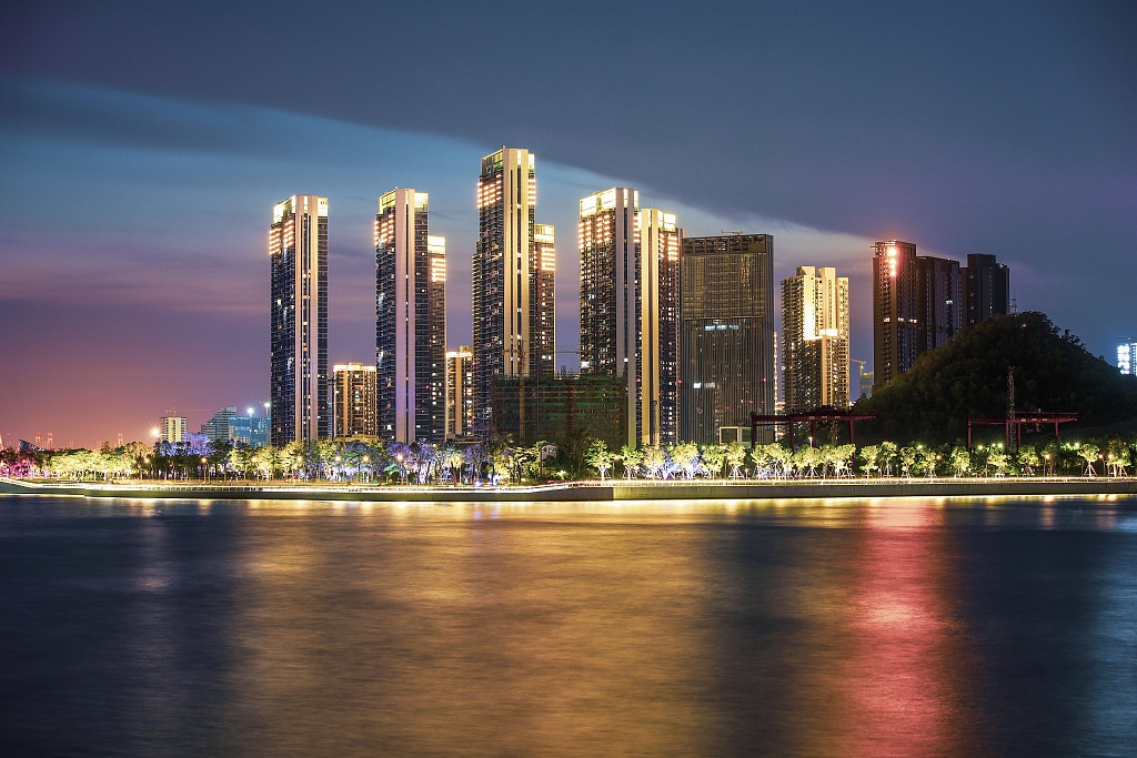 千万豪宅也翻车深圳半岛城邦逾期半年交房开发商甩锅装修公司