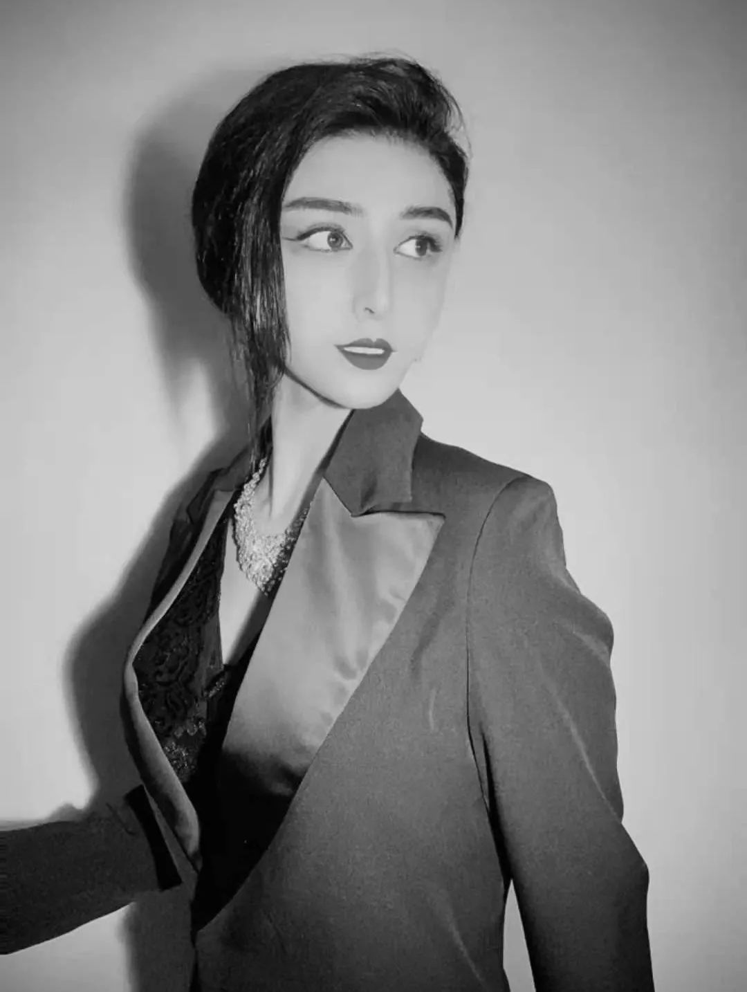 夏冰身穿女士西装重现范冰冰经典造型和无数观众对范冰冰的分裂