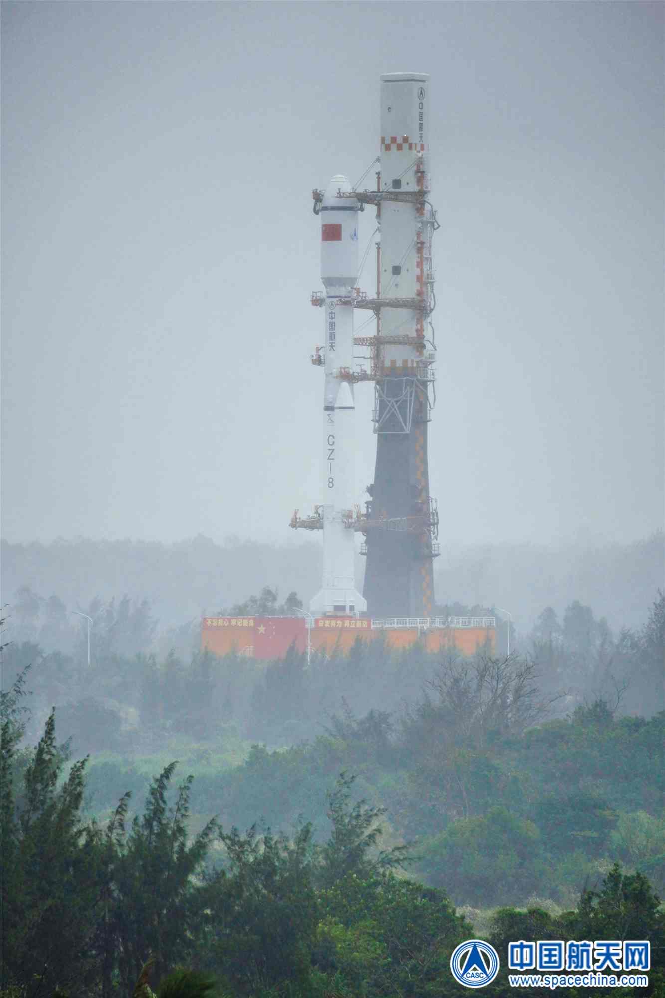 雨雾蒙蒙中，火箭向发射区前进（宿东 摄）