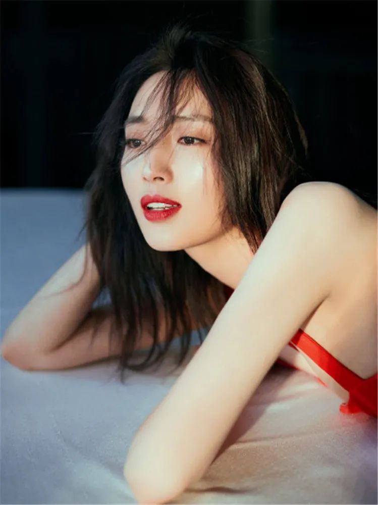 王紫璇穿抹胸高开叉红裙秀美腿魔鬼曲线性感诱人