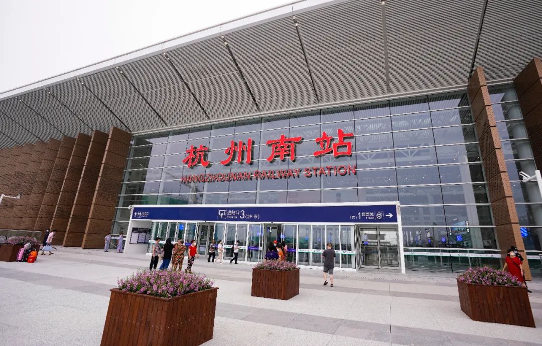 浙江段线路自杭州东站(不含)引出,经既有杭州南站,诸暨站,义乌站,金华