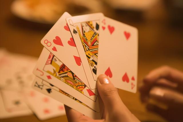 2019年10月,李某与另外三人在村里某超市门口打扑克,刘某在旁围观不时