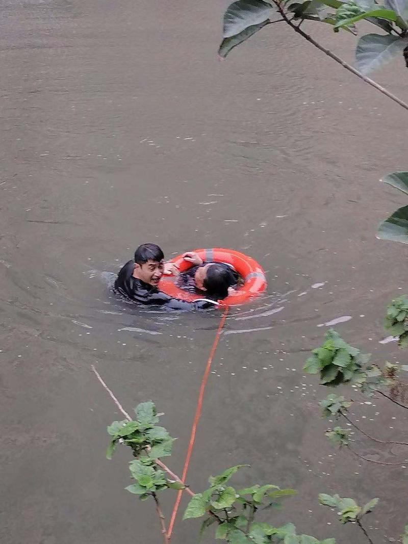 溺水救人照片图片