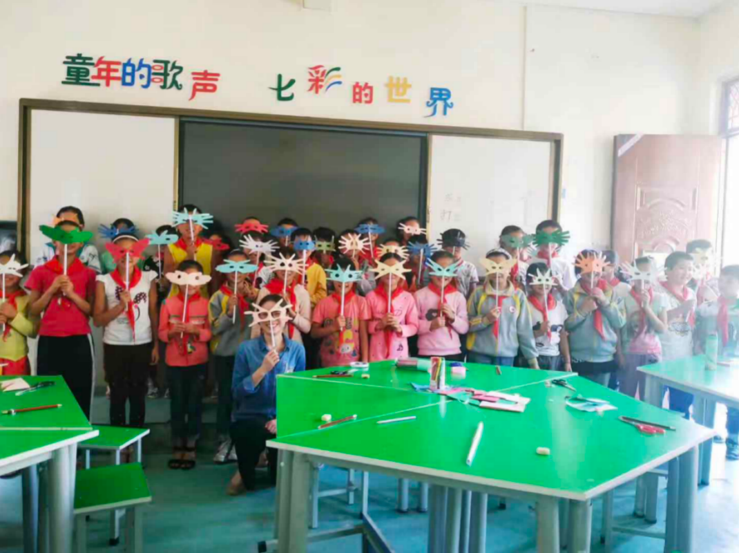 图：杨少敏和她的学生们