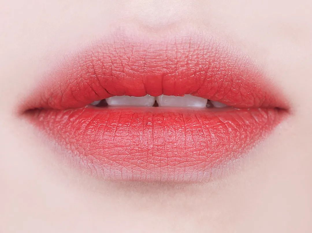 在嘴唇内侧画一圈96,用手指向上慢慢晕开唇线,不要晕染到唇线的位置