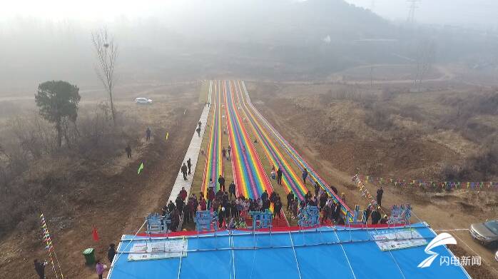 74秒丨济南钢城区又添游玩好去处快来彩虹滑道找刺激