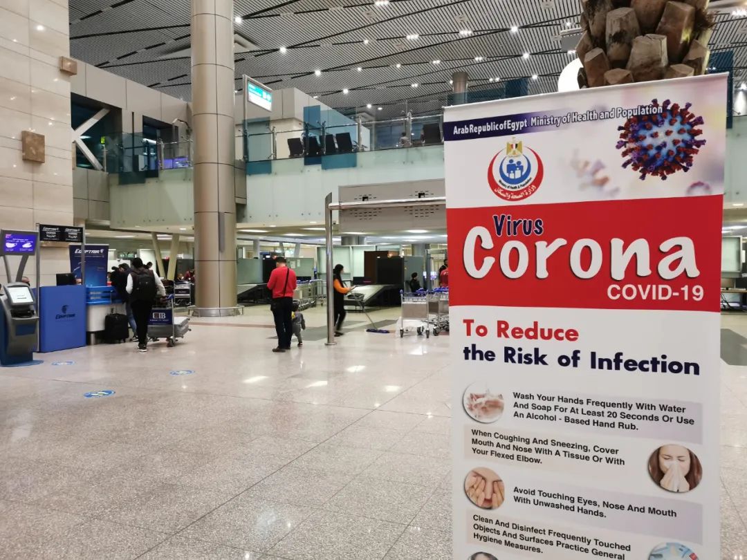 这是在埃及开罗国际机场拍摄的防疫提示牌。新华社记者夏晨摄