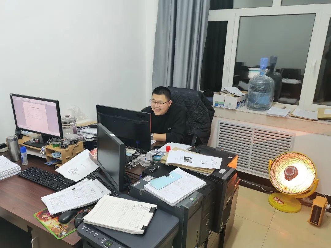 最美加班图丨冲呀,红岗法院 " 加班人 " !