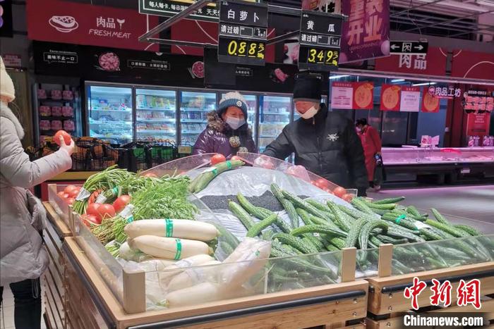 图为民众在北京丰台区一家超市内购物。中新网记者 谢艺观 摄