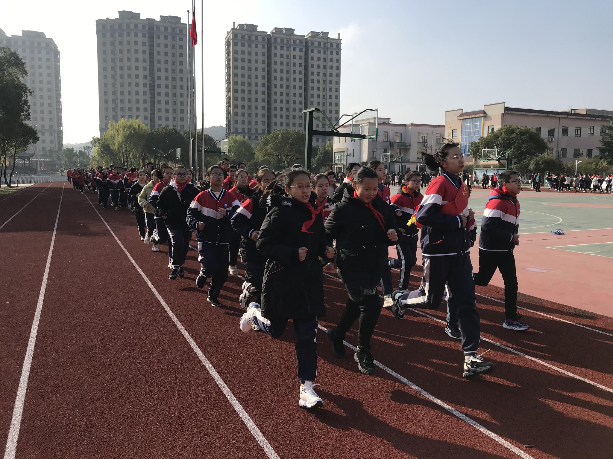 跑出健康加速度 赋能亚运新活力 小越街道中学拉开冬季长跑活动序幕