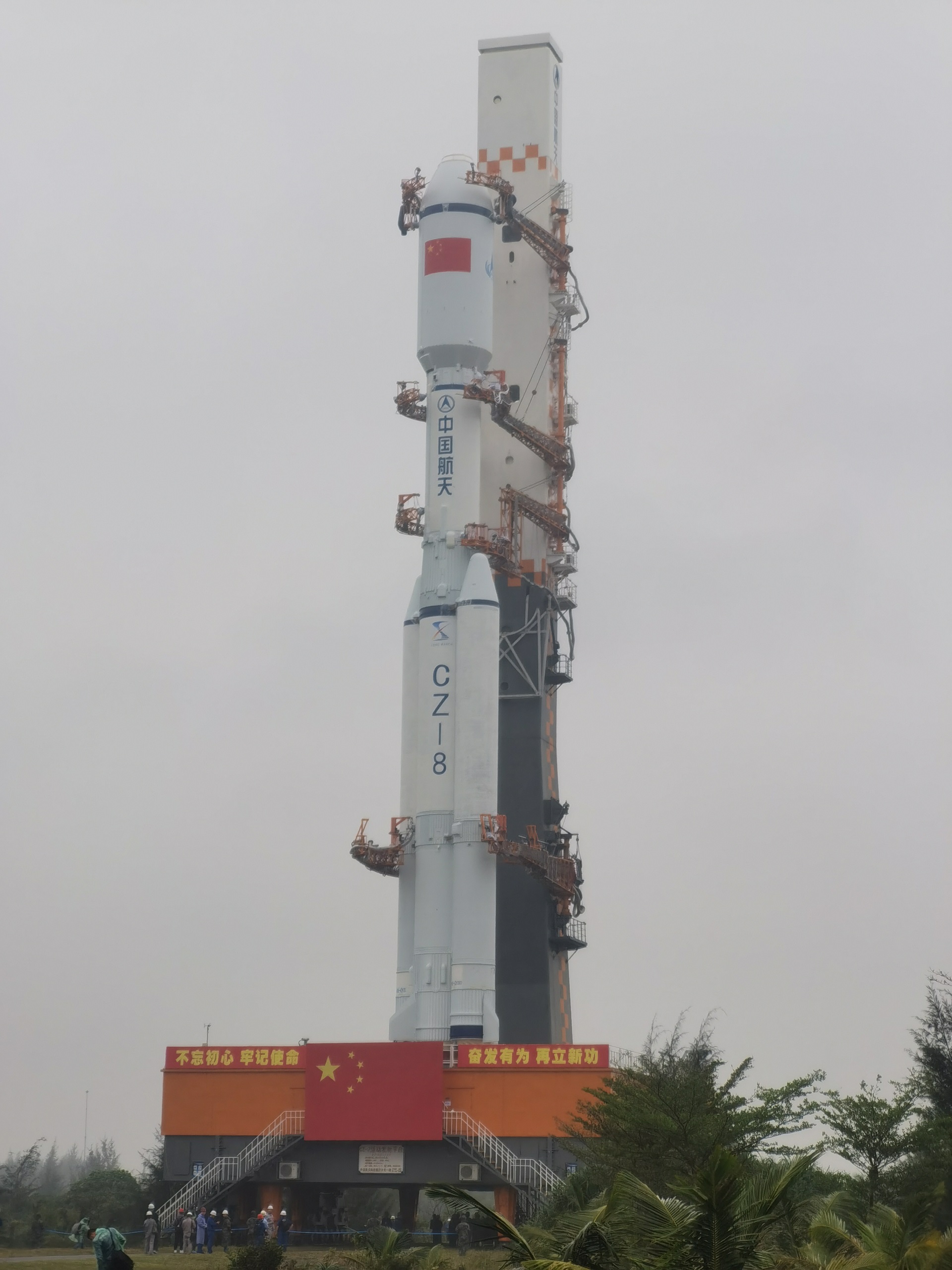 准备就绪长征八号遥一火箭垂直转运至发射区