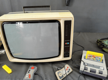 这台根德彩色电视虽然已是80年代的科技产品,但白色边框依然让它有