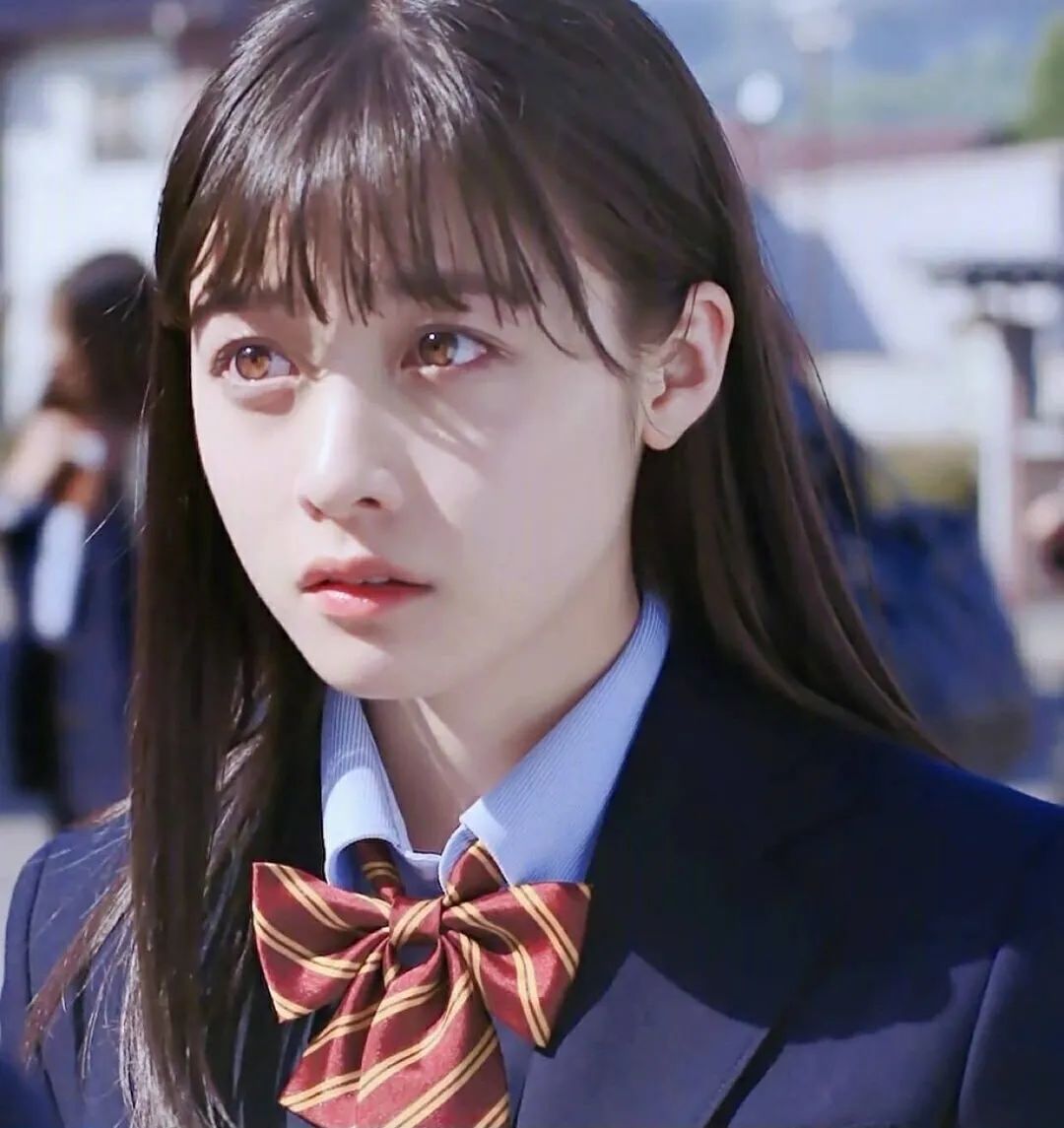 在日剧日影日漫中见到这样的装束,从美少女战士,名侦探柯南到桥本环奈